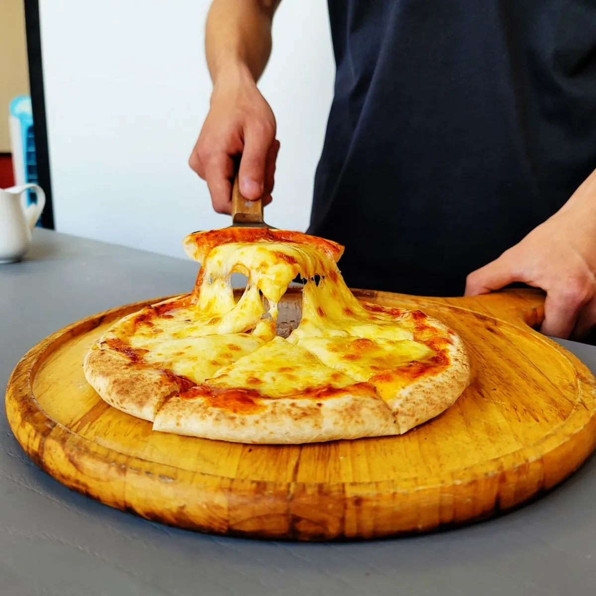 Người thợ đang nhào bột pizza tại Pizza Hip's